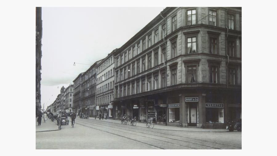 Huset som tidigare stod i korsningen Rådmansgatan/Upplandsgatan. Årtal okänt, men det var fortfarande vänstertrafik.